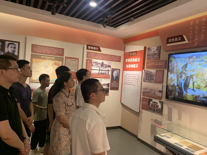 师生党员参观陈列馆.jpg
