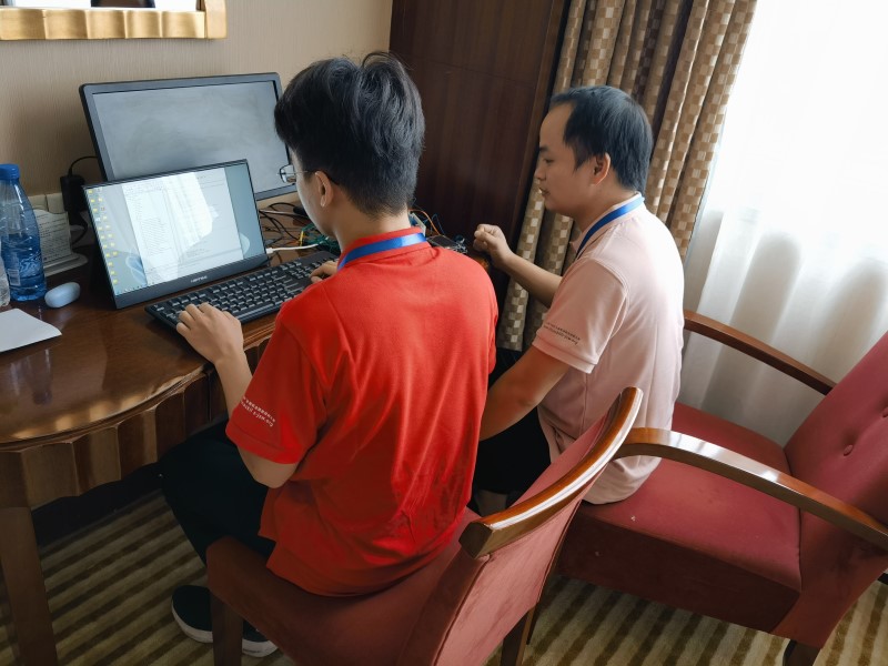 比赛期间师生共同潜心钻研.jpg