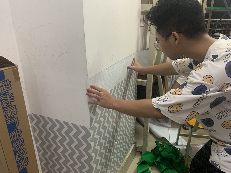 1632705378771744.png 预备党员与宿管会一起为新生装饰宿舍 (2).png