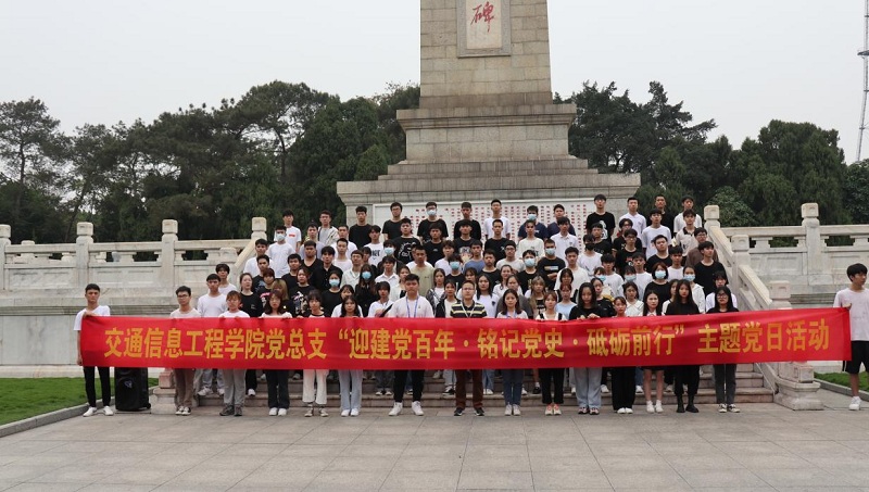 1617356920684389.jpg 图1:在人民公园开展主题党日活动.jpg