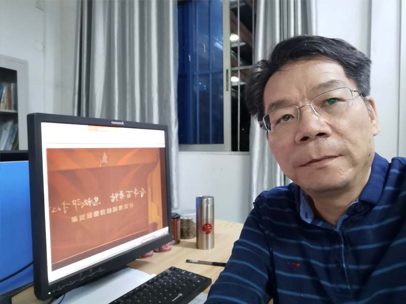 1618913624782365.jpg 图2:卢前老师观看教育情境党课.jpg
