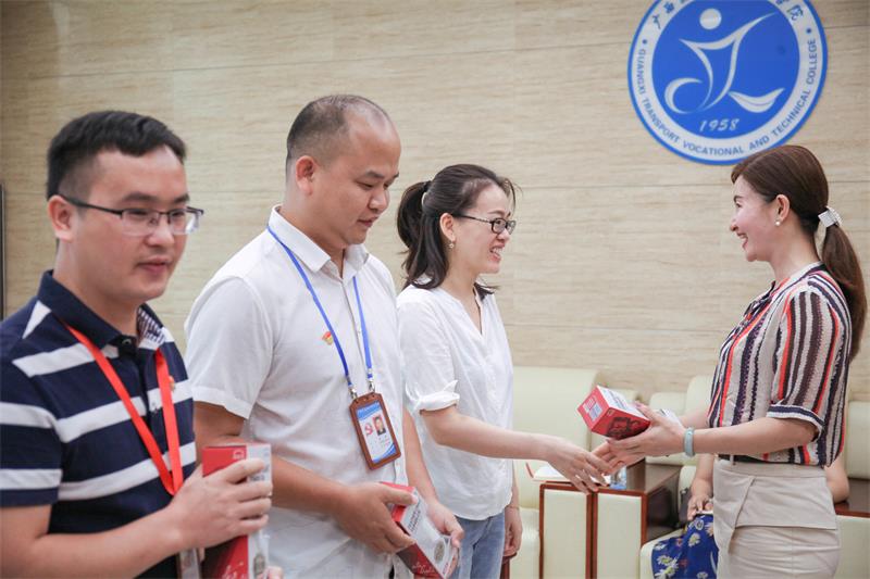 1631764093724274.jpg 麻新桃书记为获奖教师代表颁发慰问品.jpg
