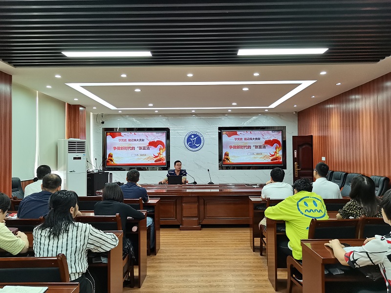 1619486882846351.jpg 图:学院党总支统战委员成世龙副院长在上主题党课.jpg