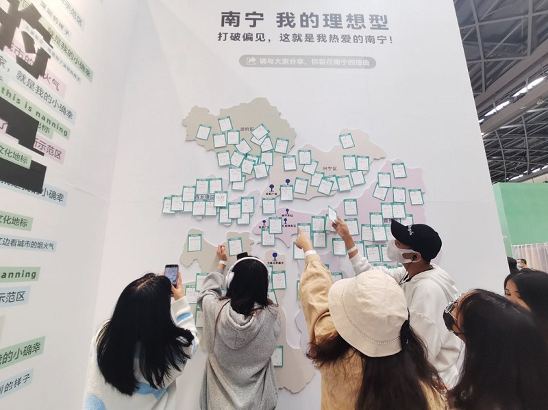 图2：数媒（中英）2021班同学们分享为何要留在南宁.jpg