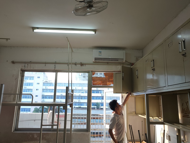 1632705371580764.jpg 预备党员清洁新生宿舍 (2).jpg