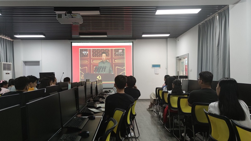 1625478836403868.jpg 图1:学生第二党支部通过直播集中观看庆祝中国共产党成立100周年大会盛况,聆听了习近平总书记在大会上的重要讲话.jpg