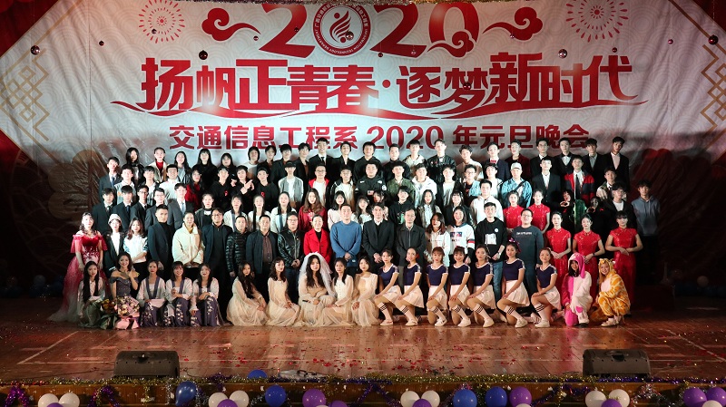 1584883348.jpg 领导、嘉宾与全体演职人员合影.jpg