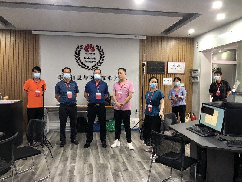 黄荣汉组长一行在李文勇校长陪同下巡察高级会计资格考试.jpg